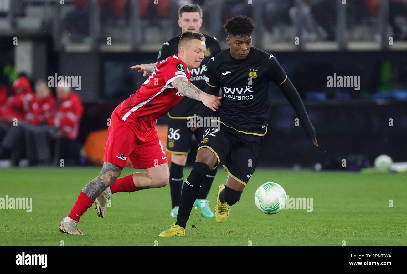 Alkmaar, Netherlands. 20th Apr, 2023. AZ's Jordy Clasie and Anderlecht's Nilson Angulo fight for the ball during a soccer match between Dutch AZ Alkmaar and Belgian RSC Anderlecht, Thursday 20 April 2023 in Alkmaar, The Netherlands, the return leg of the quarterfinals of the UEFA Europa Conference League competition. First leg ended on a victory 2-0 for RSCA. BELGA PHOTO VIRGINIE LEFOUR Credit: Belga News Agency/Alamy Live News Stock Photo