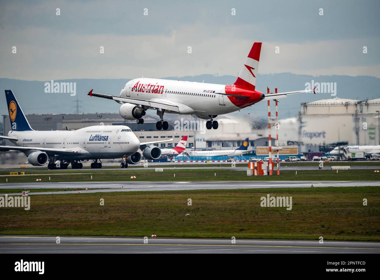 Austrian Airlines Airbus A320, OELZC, approaching Frankfurt Airport