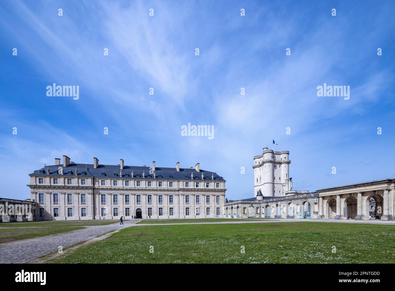 The Kings residence, the Batiment du Roi, finished in 1658, and the 14th century Keep, Château de Vincennes , Paris, France Stock Photo