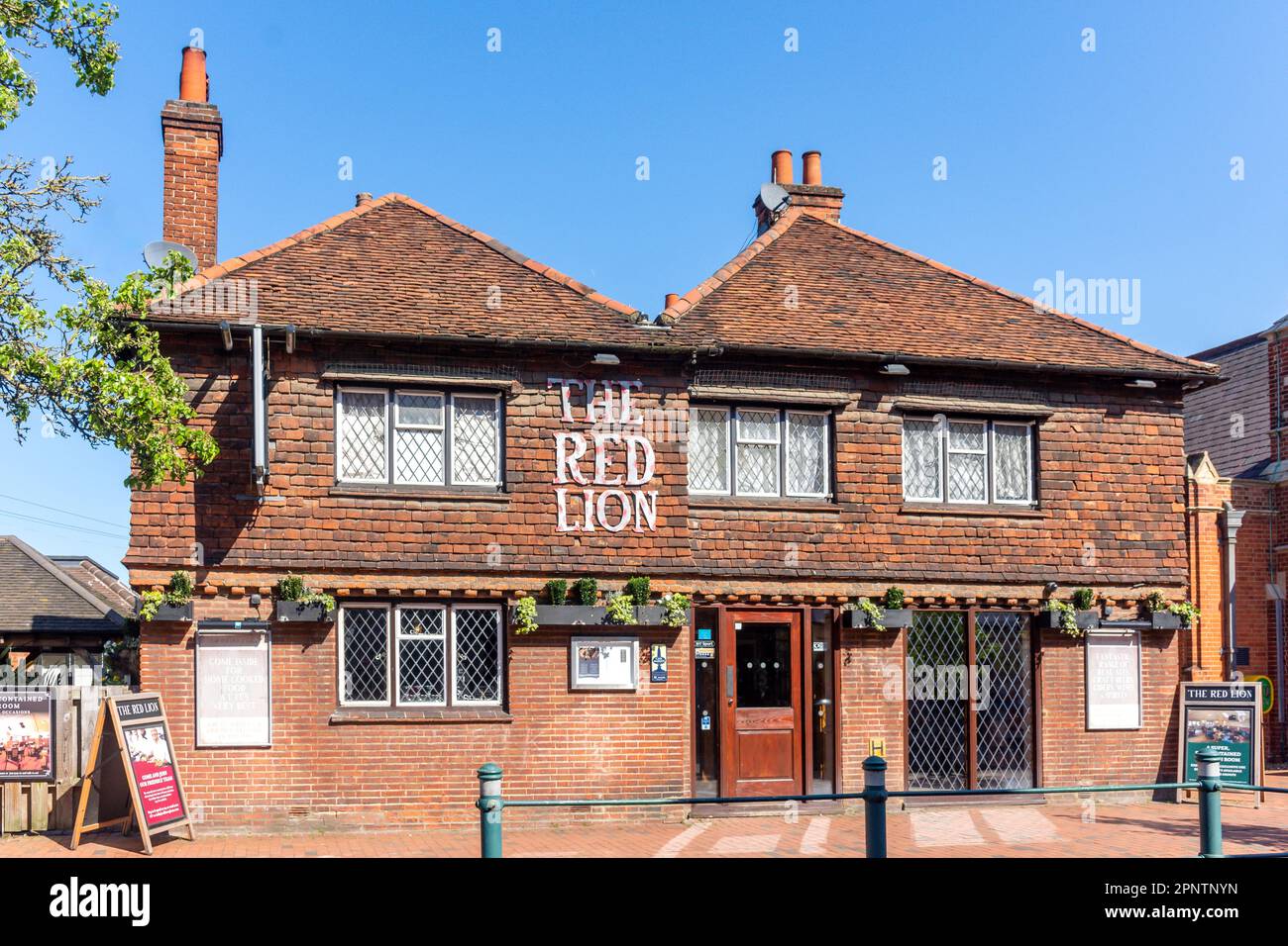 17th century The Red Lion Pub, High Street, Egham, Surrey, England, United Kingdom Stock Photo