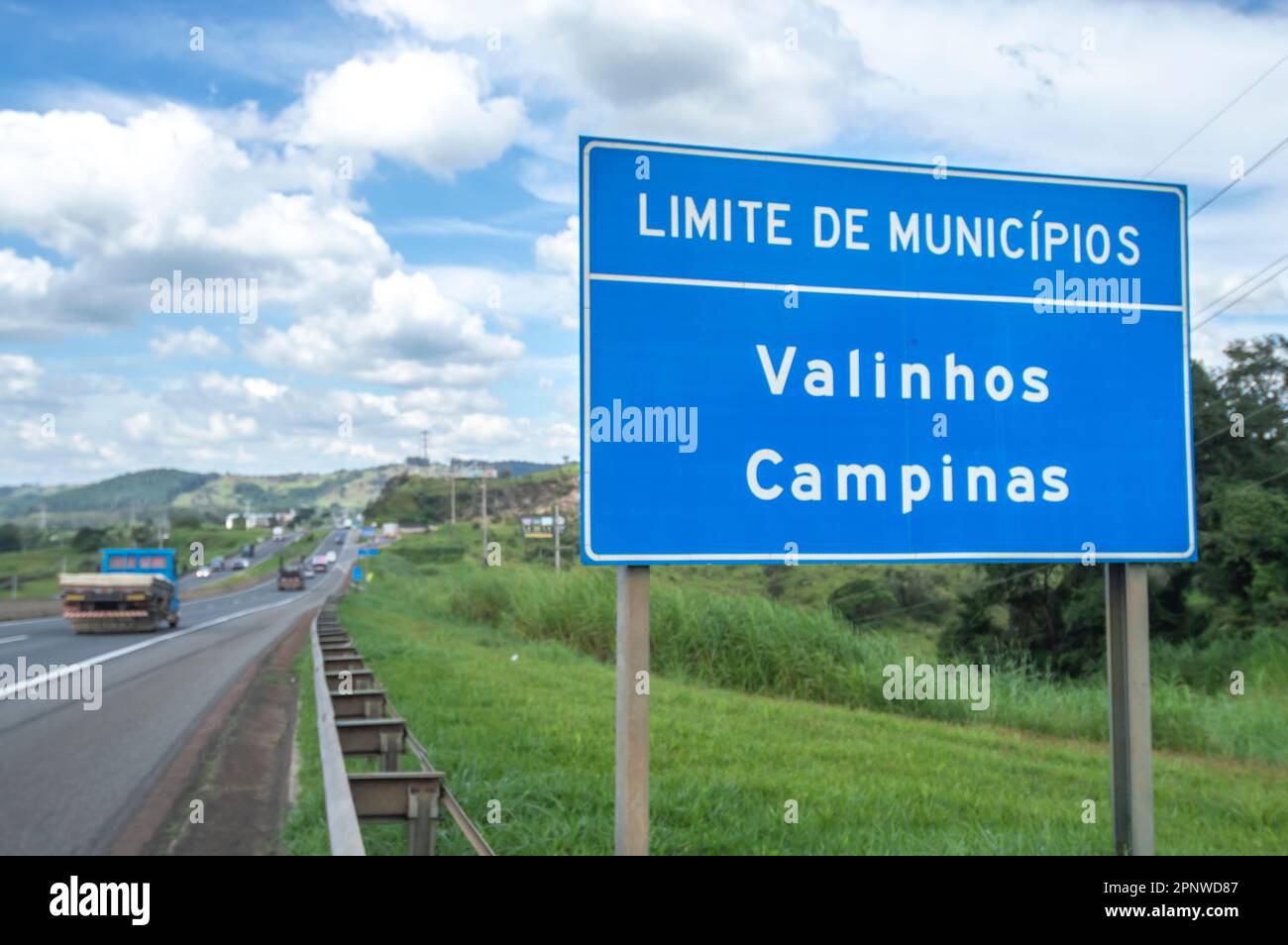 Itatiba-sp,brasil-April 19,2023 Translation: Limit of municipalities' Plaque indicating the boundary between the cities of Campinas sp and valinhos sp Stock Photo