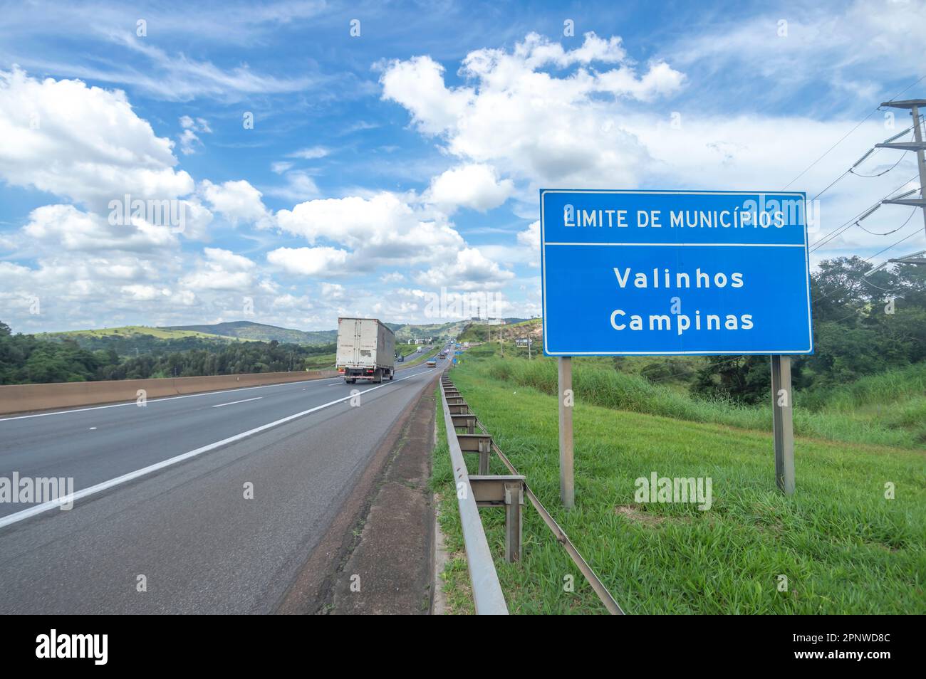 Itatiba-sp,brasil-April 19,2023 Translation: Limit of municipalities' Plaque indicating the boundary between the cities of Campinas sp and valinhos sp Stock Photo