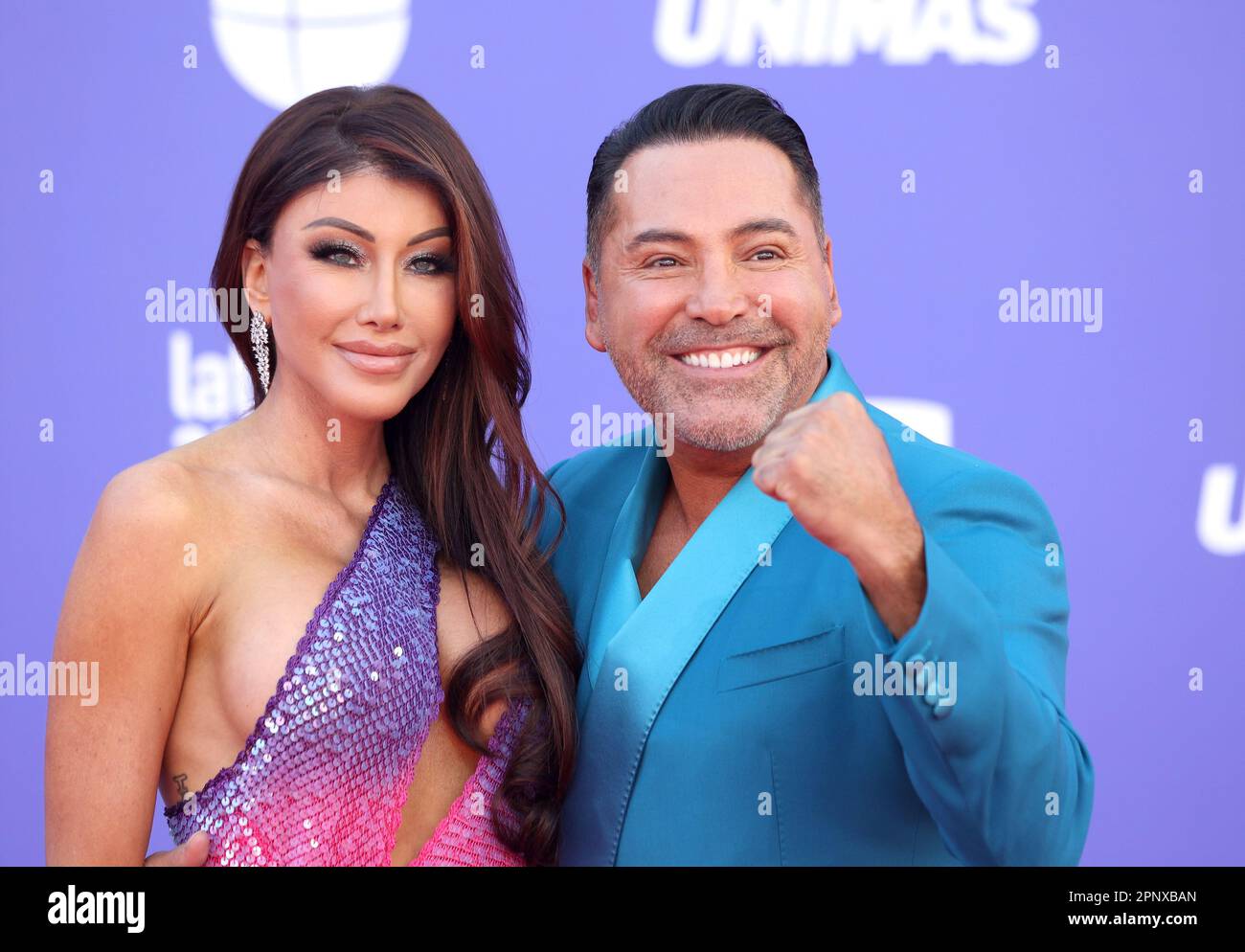 las-vegas-united-states-20th-apr-2023-l-r-holly-sonders-and-oscar-de-la-hoya-attend-the-8th-annual-latin-american-music-awards-at-the-mgm-grand-garden-arena-in-las-vegas-on-thursday-april-20-2023-the-annual-event-honors-outstanding-achievements-for-artists-in-the-latin-music-industry-photo-by-james-atoaupi-credit-upialamy-live-news-2PNXBAN.jpg