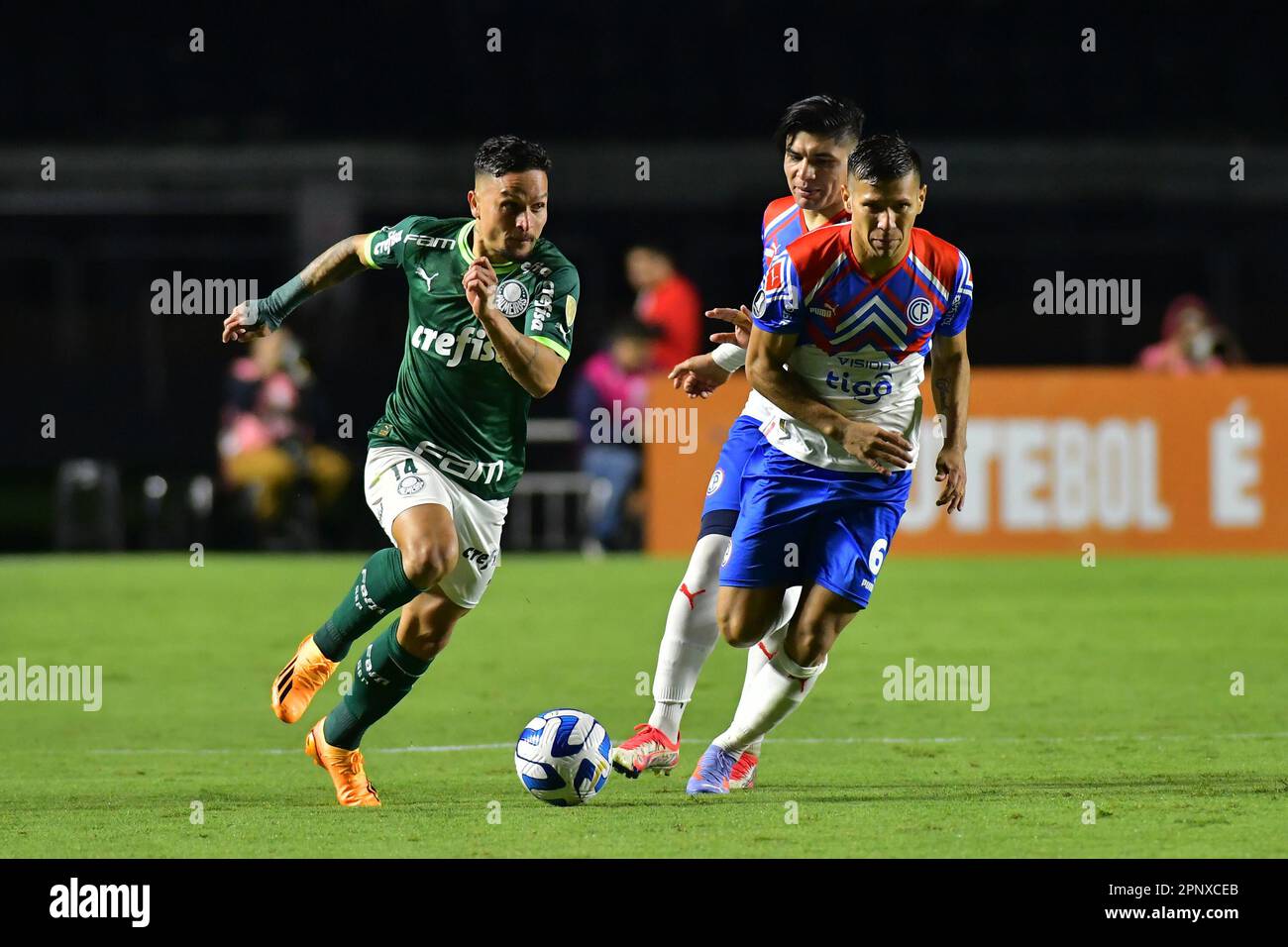 April 20, 2023, SÃ£o Paulo, Sao Paulo, Brazil, Brazil: SAO PAULO, BRAZIL - APRIL 20: Arthur of Palmeiras drives the ball during the match between Palmeiras and Cerro PorteÃ±o as part of Group C of The Conmebol Libertadores 2023 at Morumbi Stadium on April 20, 2023, in SÃ£o Paulo, Brazil. (Credit Image: © Leandro Bernardes/PX Imagens via ZUMA Press Wire) EDITORIAL USAGE ONLY! Not for Commercial USAGE! Stock Photo