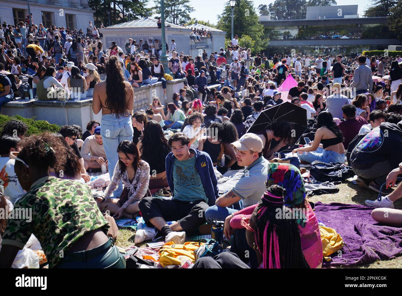 People smoking weed on april 20 hi-res stock photography and