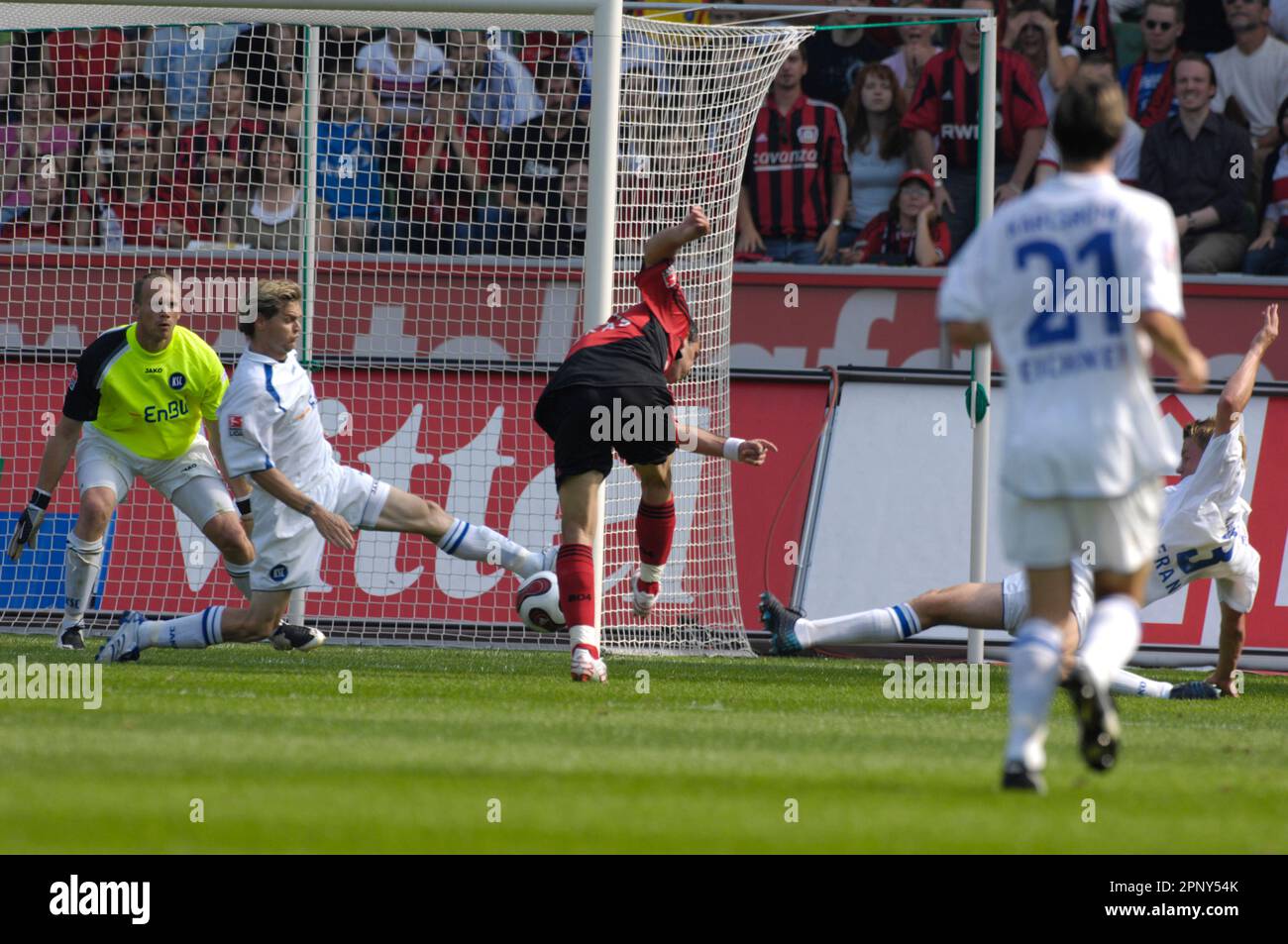 Theofanis Gekas schießt das Tor zum 3:0, gegen Torwart Markus Miller Fußball Bundesliga Bayer Leverkusen - Karlsruher SC, 25.8.2007 Stock Photo