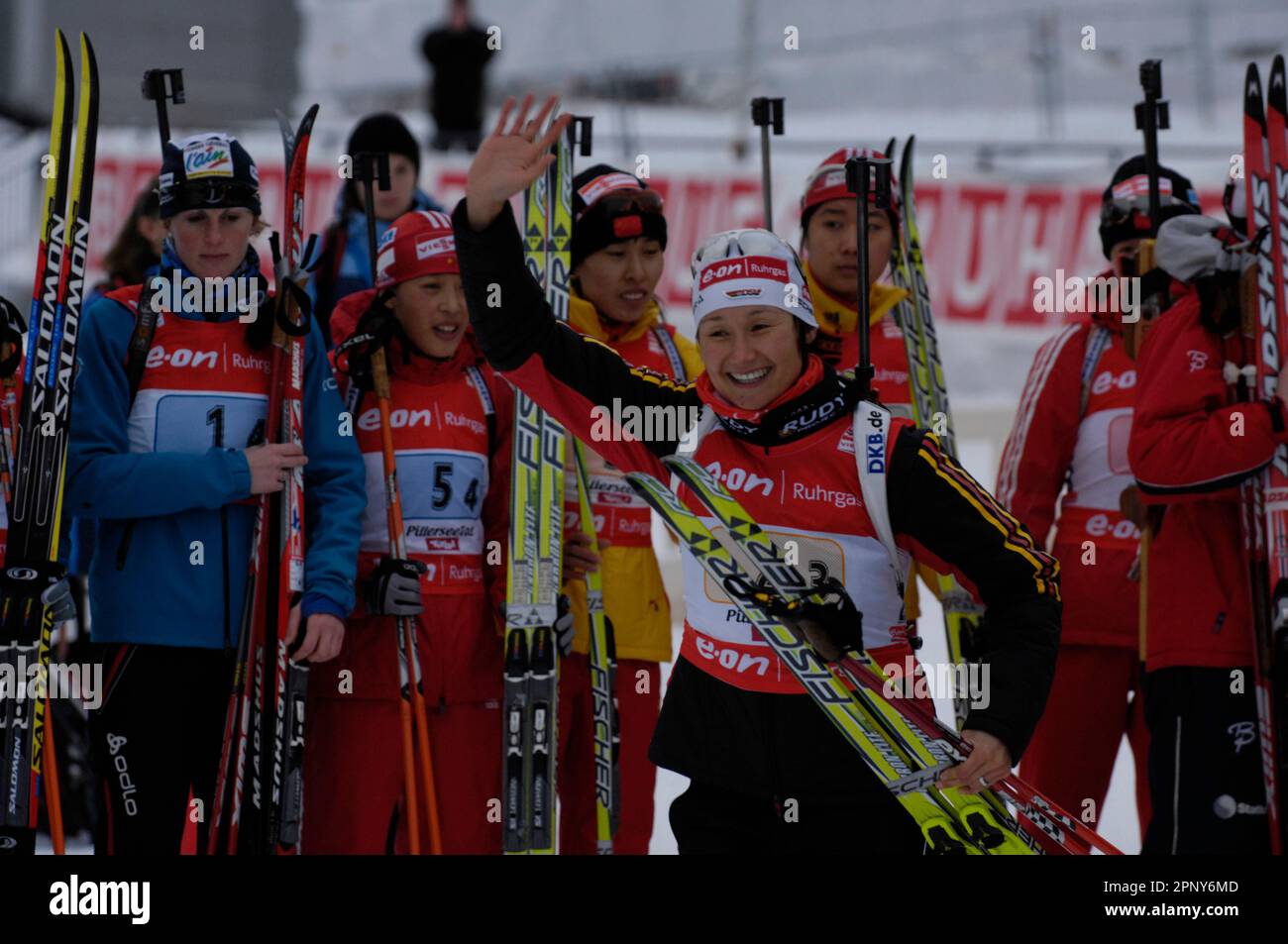 Simone DENKINGER, Geste winkt bei Siegerehrung, Biathlon Welt Cup in Hochfilzen 4 x 6KM Staffel der Frauen 9.12.2007, Staffel Stock Photo