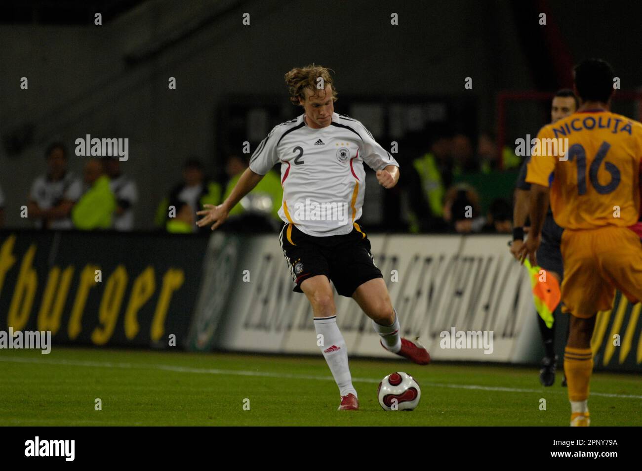 Marcell Jansen Aktion, Fußball Länderspiel Deutschland - Rumänien 3:1 in Köln 12.9.2007. Stock Photo
