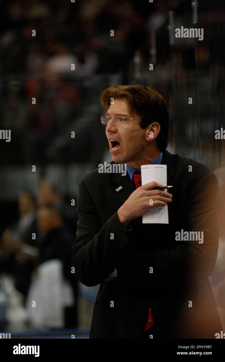 Uwe KRUPP, Bundestrainer gibt Anweisungen an der Bande, schreit, Eishockey Länderspiel Deutschland - USA 4:2 in der Köln Arena 7.11.2007 Stock Photo