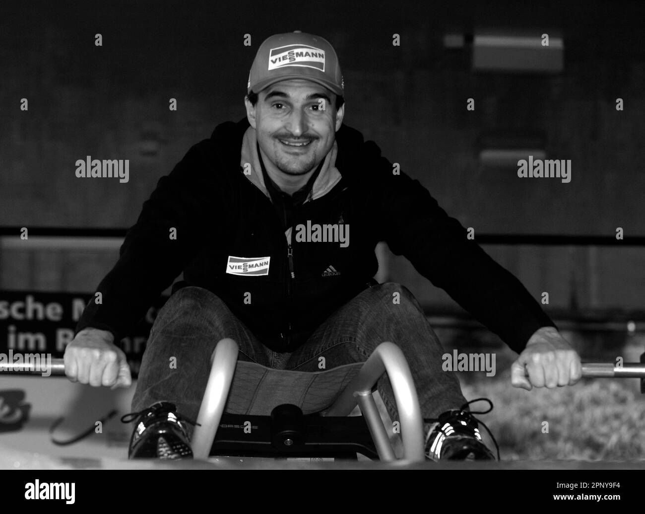 Georg Hackl, Feature bei Fotoaufnahmen mit Rodelschlitten für den Viessmann Sport Shop Katalog 2007/ 2008, Wintersport, Rodeln Stock Photo