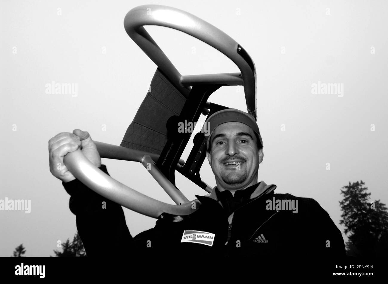 Georg Hackl, Feature bei Fotoaufnahmen mit Porsche Rodelschlitten für den Viessmann Sport Shop Katalog 2007/ 2008, Wintersport, Rodeln Stock Photo