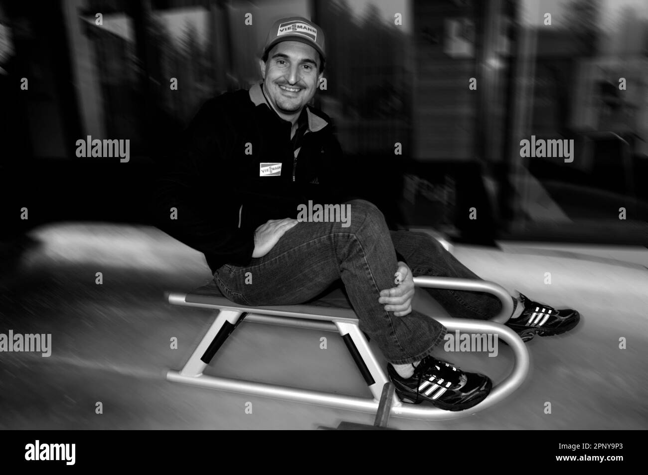 Georg Hackl, Feature bei Fotoaufnahmen mit Porsche Rodelschlitten für den Viessmann Sport Shop Katalog 2007/ 2008, Wintersport, Rodeln Stock Photo
