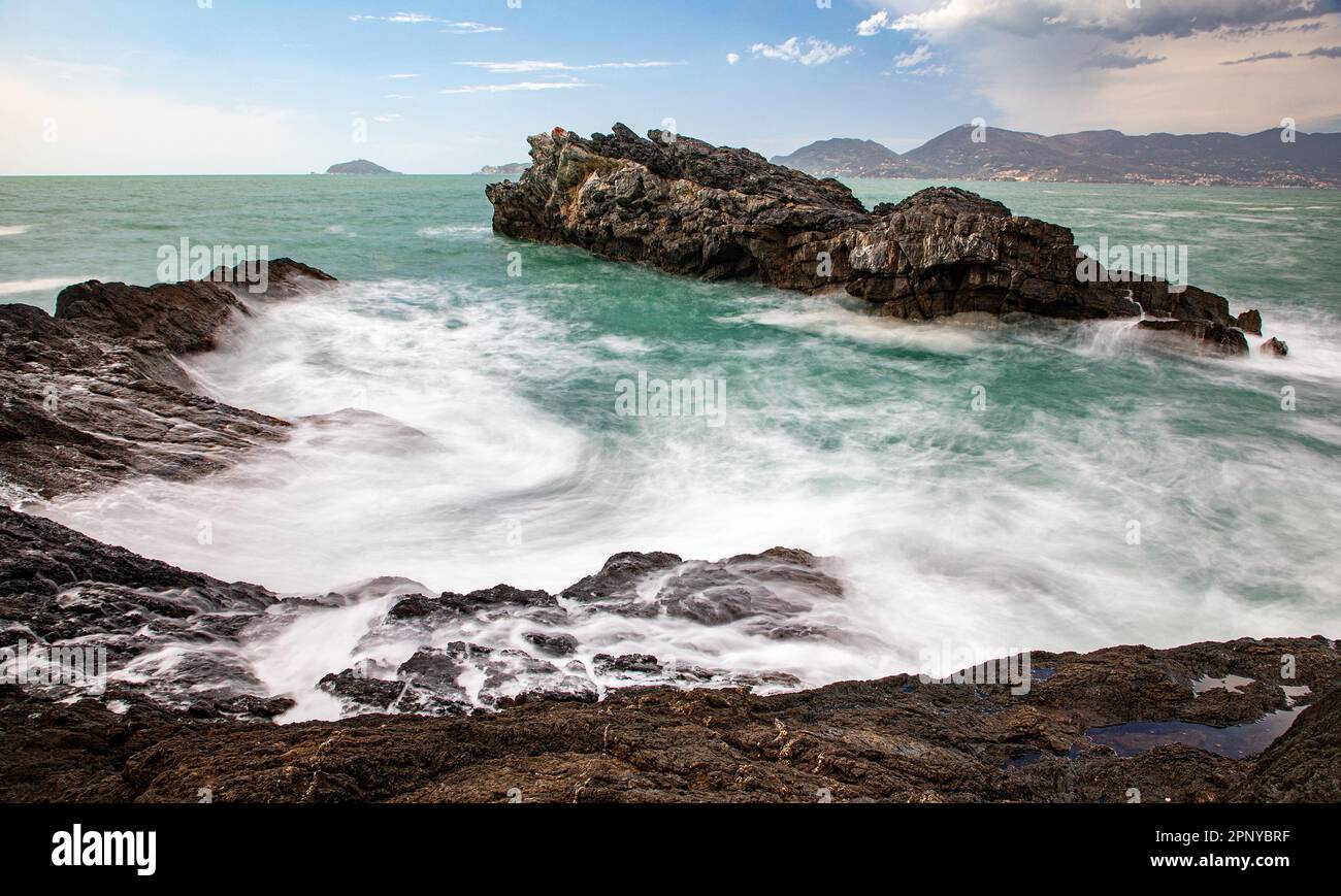 Water flowing around big rock hi-res stock photography and images - Alamy