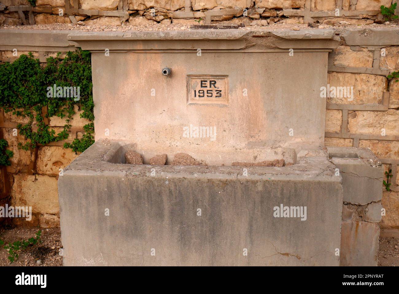Water trough dated 1953 and with the E.R. Insignia of Queen Elizabeth 2, Episkopi village, Paphos, Republic of Cyprus Stock Photo