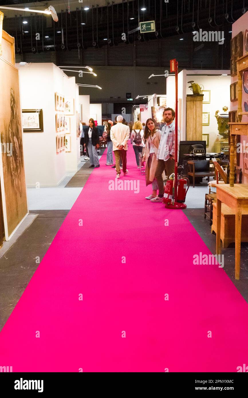A long view of an isle at at the Antik Passion Almoneda 2023 antique ...