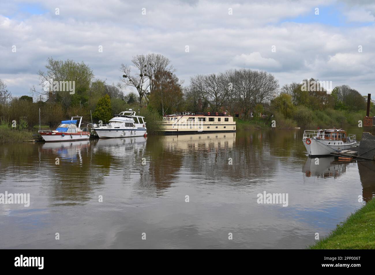 Boats moored on the bank of the River Severn as it passes through the Worcestershire town of Upton on Severn Stock Photo
