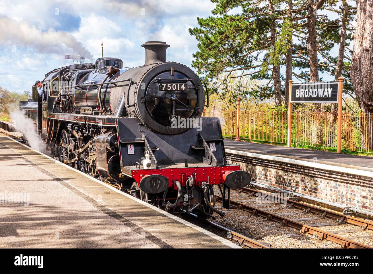 Braveheart, British Railways Standard class 4 4-6-0 No. 75014 pulling in to the platform at Broadway Station on the Gloucestershire & Warwickshire Rly Stock Photo