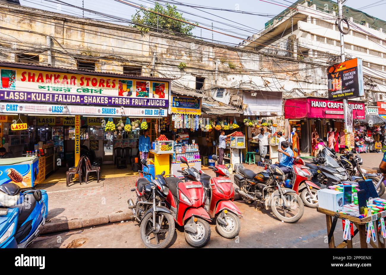 Shops and roadside parked motorcycles in the New Market Area of Taltala, Kolkata (Calcutta), capital city of West Bengal, India Stock Photo