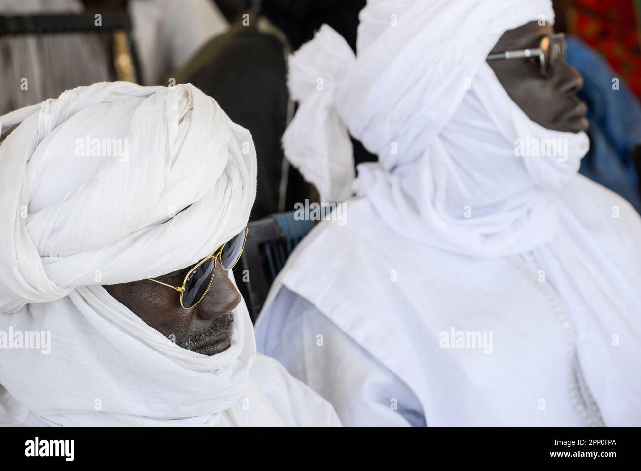 MALI, Gao, village BAGOUNDJÉ, man wears white Boubou and Tagelmust headgear / Dorf BAGOUNDJÉ, Mann mit traditionellem Gewand Boubou und Tagelmust Kopfbedeckung Stock Photo