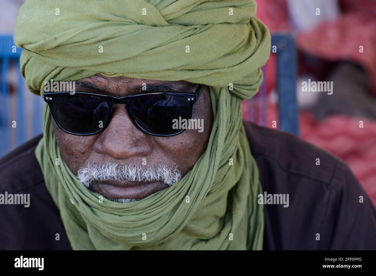 MALI, Gao, village BAGOUNDJÉ, man wears Boubou and Tagelmust headgear ...