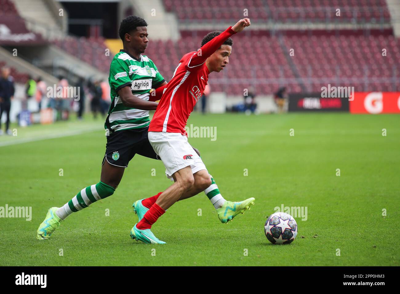 Geneva, Switzerland. 21st Apr, 2023. GENEVA, SWITZERLAND - APRIL 21: Diogo Cabral of Sporting battles for possession with Ernest Poku AZ Alkmaar during the UEFA Youth League 2022/23 Semi-Final match between Sporting Clube de Portugal and AZ Alkmaar at Stade de Geneve on April 21, 2023 in Geneva, Switzerland. Photo: Luka Stanzl/PIXSELL Credit: Pixsell/Alamy Live News Stock Photo