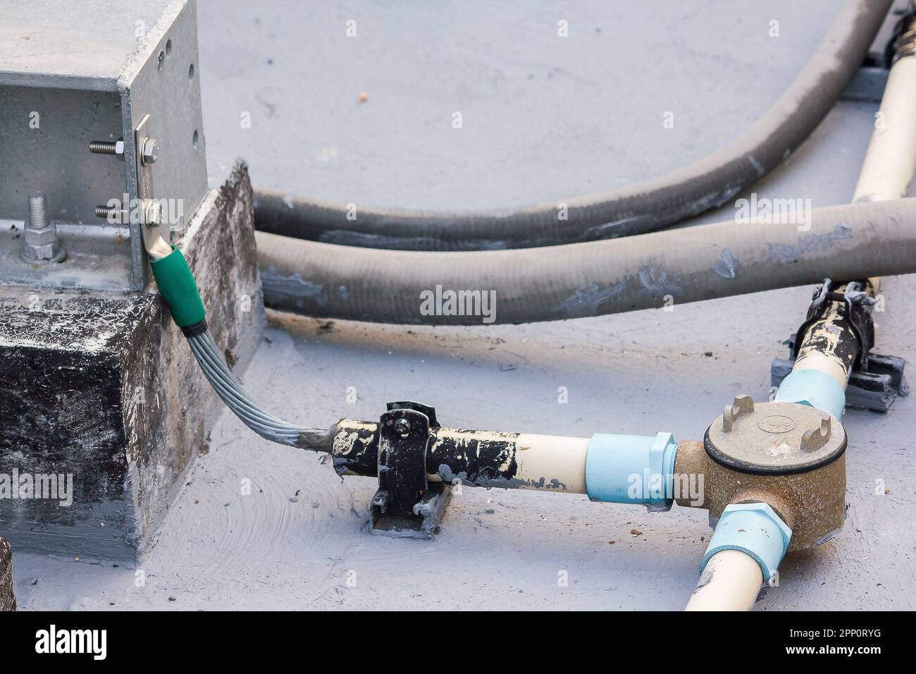 Installing the ground wire system with the steel frame of the