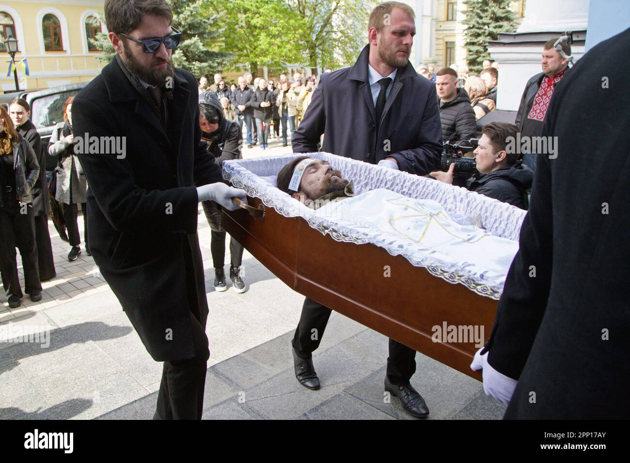 Non Exclusive: KYIV, UKRAINE - APRIL 21, 2023 - Men carry the coffin ...