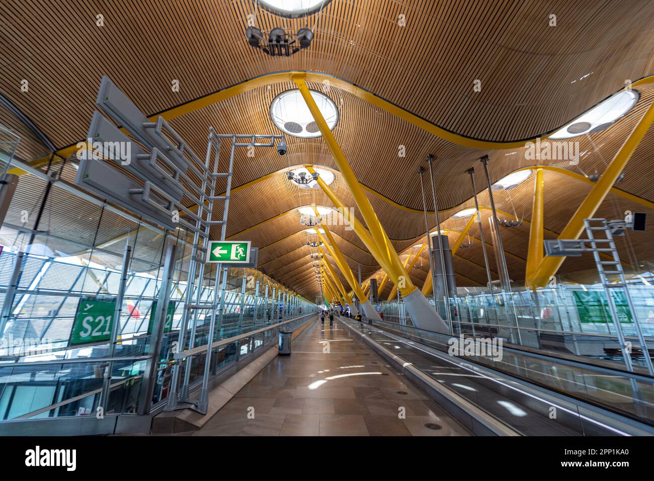 Moving Walkways, Madrid Adolfo Suárez Barajas Aeropuerto, Spain,  terminal T4S, designed by architects Antonio Lamela and Richard Rogers Stock Photo