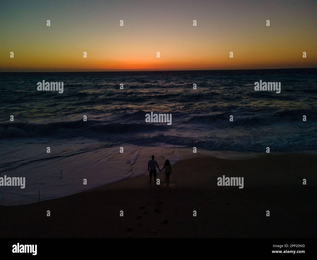Silhouette couple standing beach hi-res stock photography and images ...