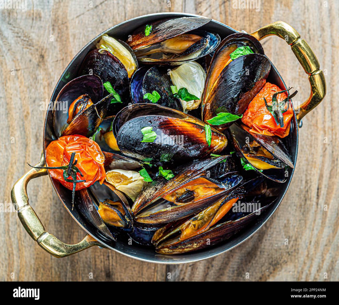 Mussels with garlic and tomatoes. Above shot Stock Photo Alamy
