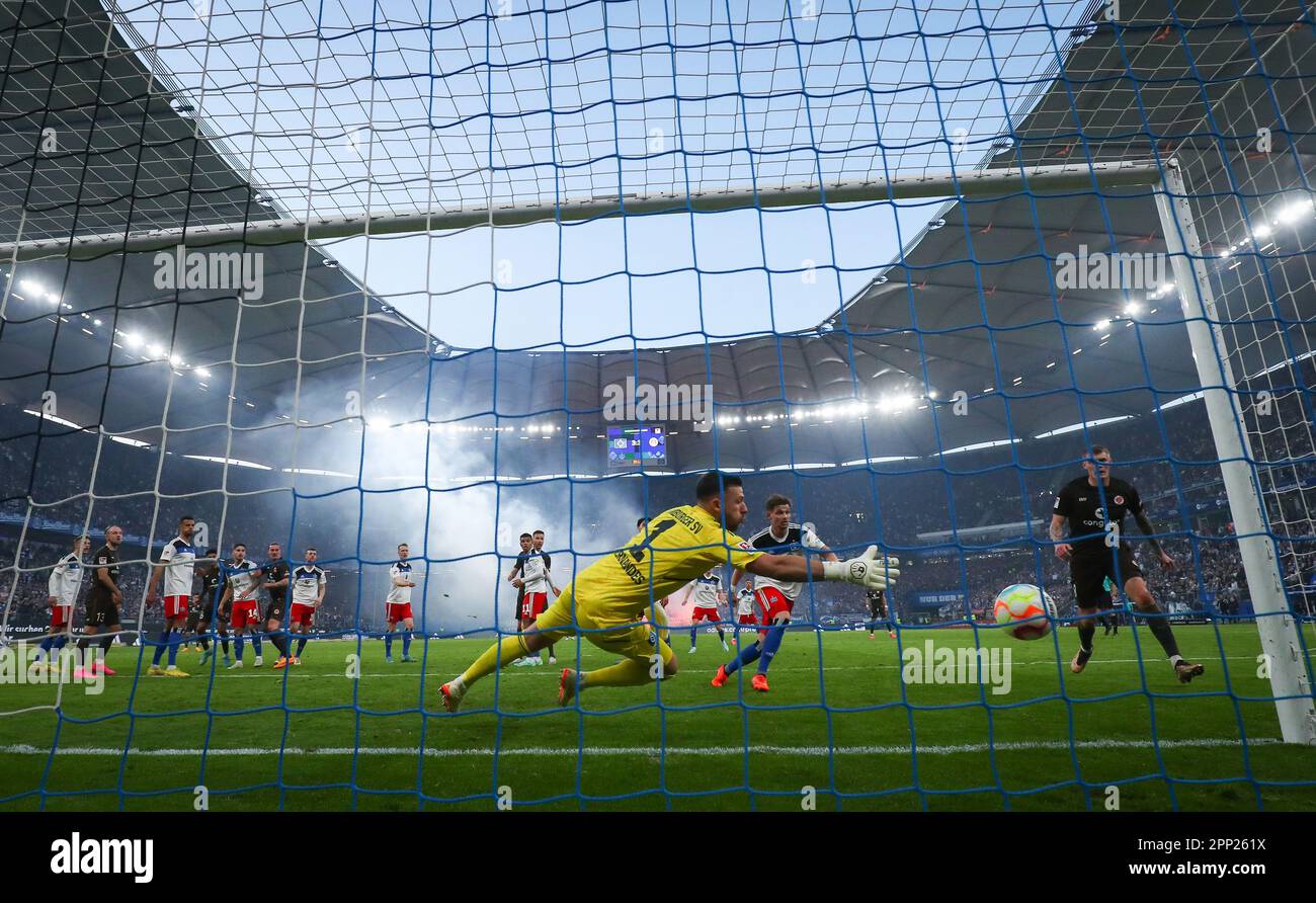 Hamburg, Germany. 21st Apr, 2023. Soccer: 2nd Bundesliga, Matchday 29, Hamburger SV - FC St. Pauli, at Volksparkstadion. Hamburg goalkeeper Daniel Heuer Fernandes cannot keep out St. Pauli's Jackson Irvine's (6th from left) header for 4:3. Credit: Christian Charisius/dpa - IMPORTANT NOTE: In accordance with the requirements of the DFL Deutsche Fußball Liga and the DFB Deutscher Fußball-Bund, it is prohibited to use or have used photographs taken in the stadium and/or of the match in the form of sequence pictures and/or video-like photo series./dpa/Alamy Live News Stock Photo