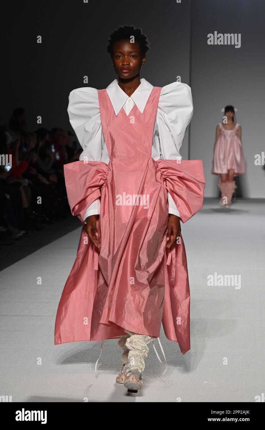 Overrarching The V&A hosted a catwalk show at the museum , Fashion in Motion : Minju ...