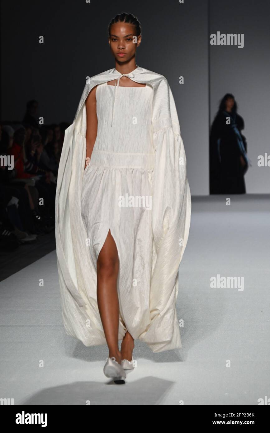 Overrarching The V&A hosted a catwalk show at the museum , Fashion in Motion : Minju ...