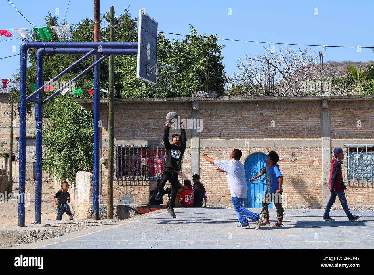 Children play basketball in Tlamamacan, a Nahua community in Mártir de Cuilapan, Guerrero, Mexico on Jan. 5, 2023. (Avigaí Silva/Global Press Journal) Stock Photo