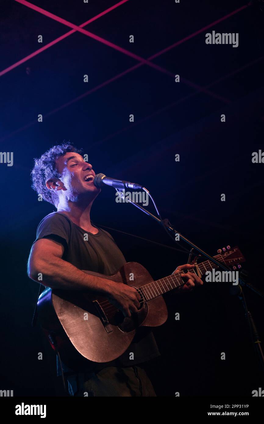 Joshua radin on stage hi-res stock photography and images - Alamy
