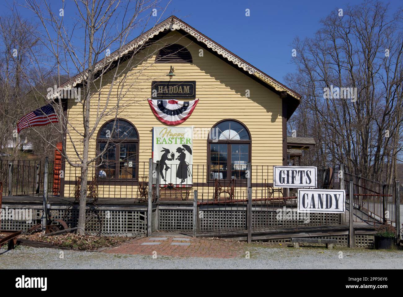 Haddam, Connecticut, USA exterior of local store that sells gifts