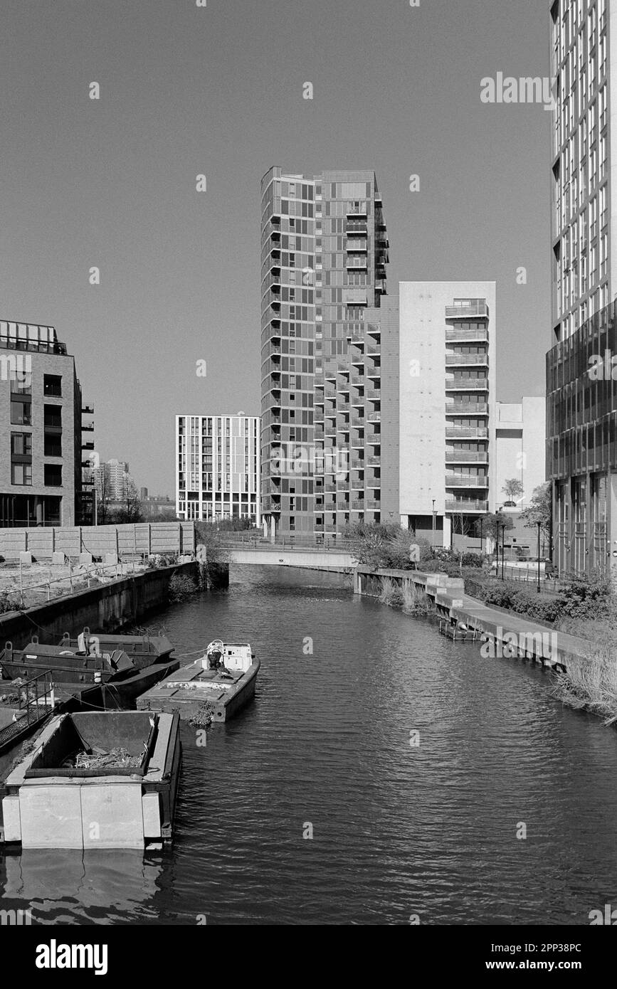 New apartments along Bow Back Rivers, Bromley-by-Bow, East London UK Stock Photo