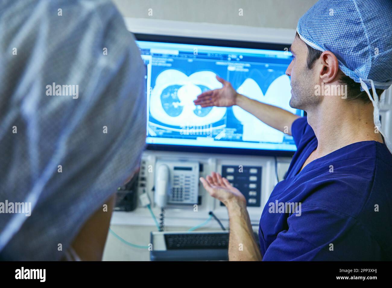 Doctor discussing patients xray hi-res stock photography and images - Alamy