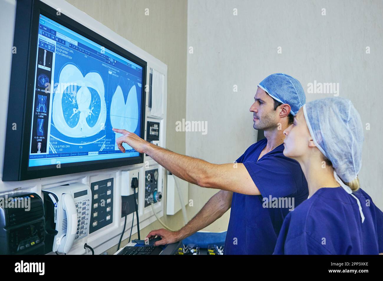 Doctor discussing patients xray hi-res stock photography and images - Alamy