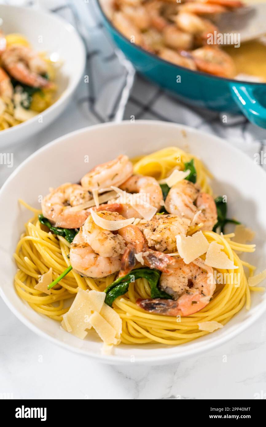 Garlic Shrimp Pasta with Spinach Stock Photo - Alamy