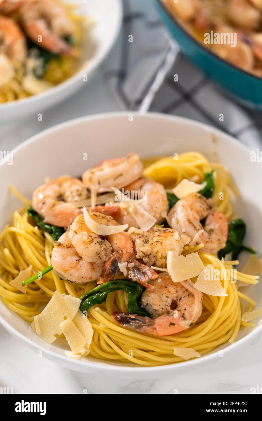 Garlic Shrimp Pasta with Spinach Stock Photo - Alamy