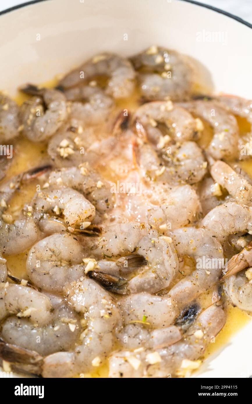 Garlic Shrimp Pasta with Spinach Stock Photo - Alamy