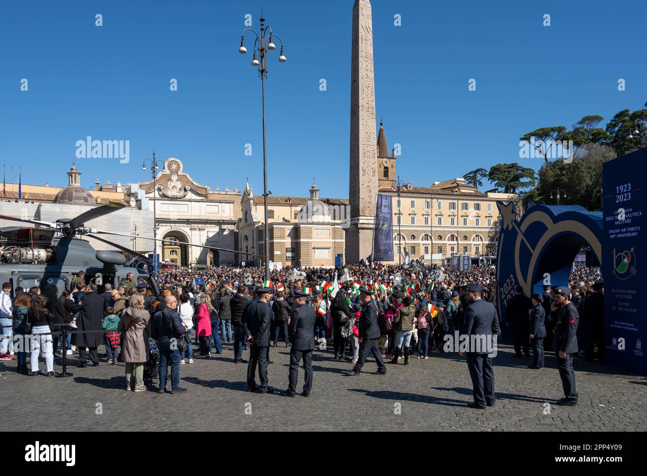 Rom, Italien, Mai 2023 Veranstaltung anläßlich der Feier 100 Jahre italienische Luftwaffe auf der Piazza del Popolo bei herrlichem Wetter Stock Photo