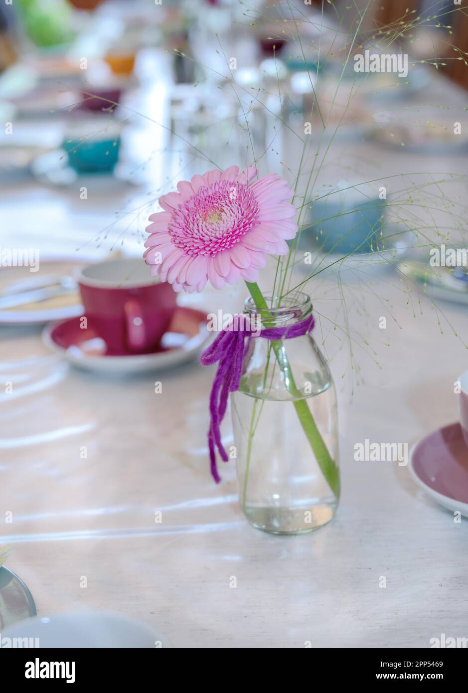 Decorated table setting for a birthday party Stock Photo Alamy