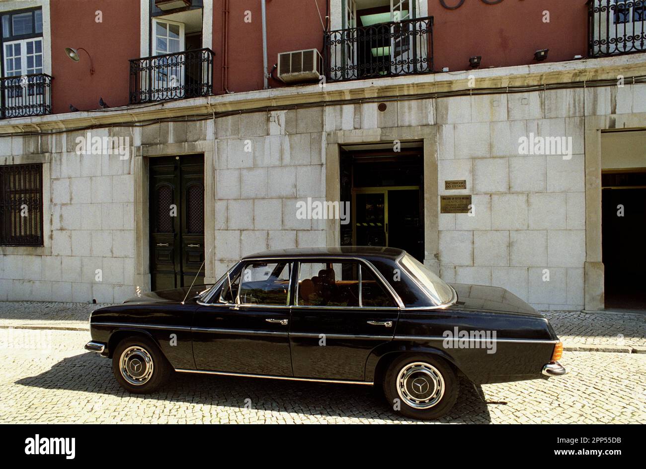 BLACK CLASSIC MERCEDES 220 LIMOUSINE IN LISBOA STREET - PORTUGAL - SILVER FILM © photography: F.BEAUMONT Stock Photo