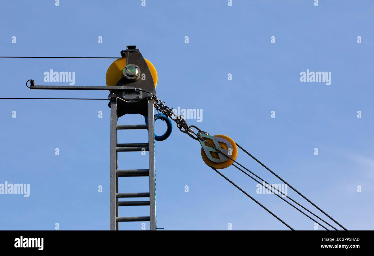 Lashing, pole tensioner, pulleys and steel cables Stock Photo Alamy