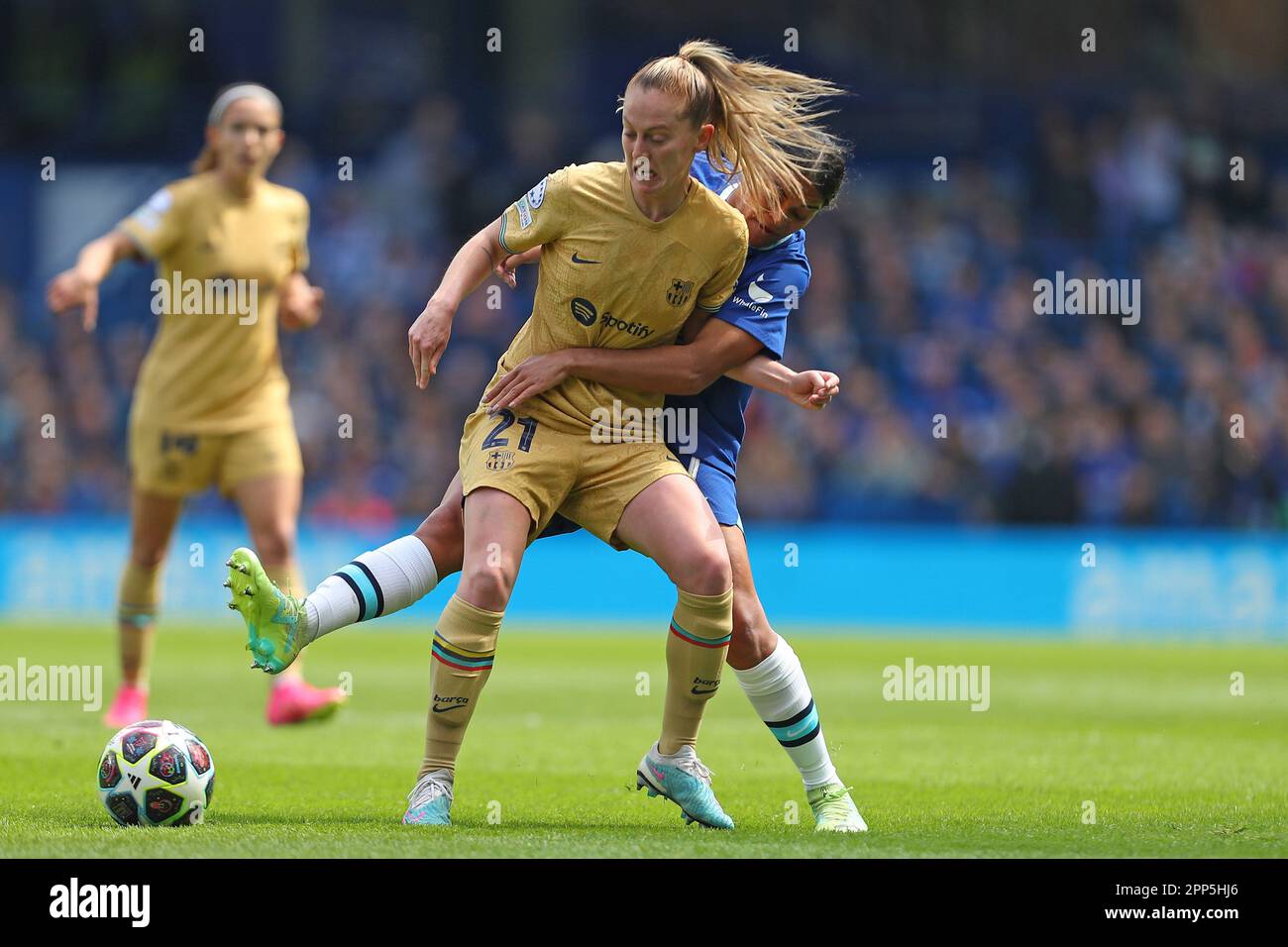 22nd April 2023; Stamford Bridge, London, England: UEFA Womens Champions League Football, Semi Final, First Leg, Chelsea versus Barcelona; Keira Walsh of Barcelona and Jessica Carter of Chelsea compete for the ball Stock Photo