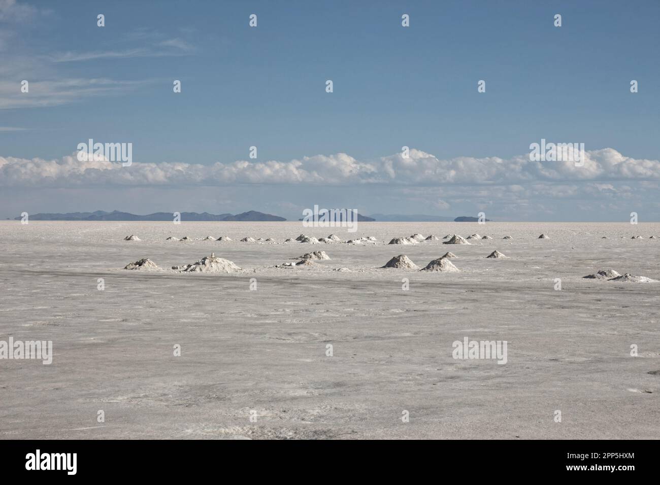 A sunny afternoon at the salt flats of Salar de Uyuni, Bolivia Stock Photo