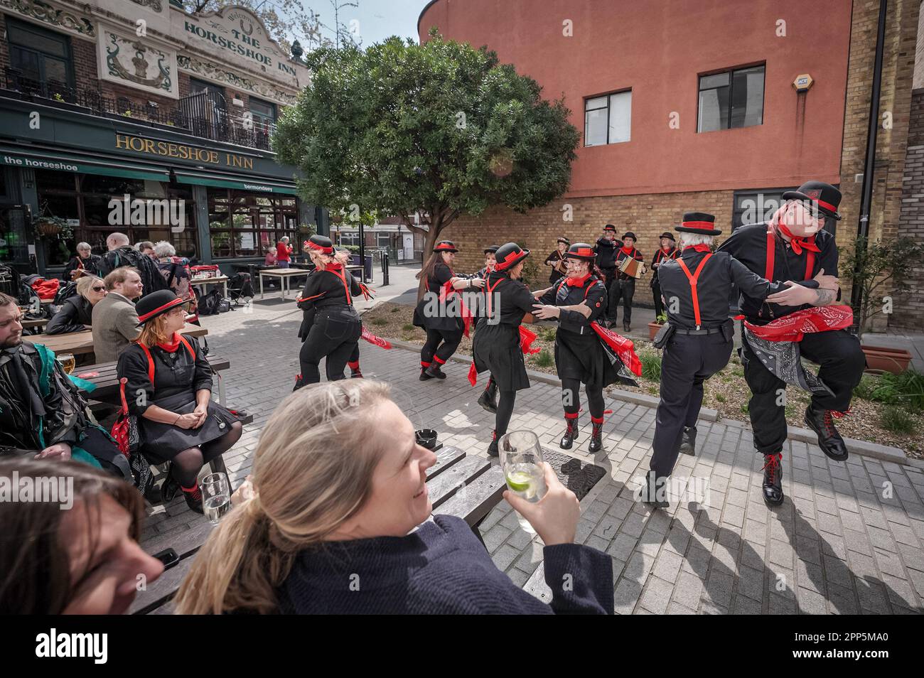 Madder Mill Molly perform outside The Horseshoe Inn, Bermondsey, London as part of up-coming St. George’s Day festivities and summer Morris traditions Stock Photo