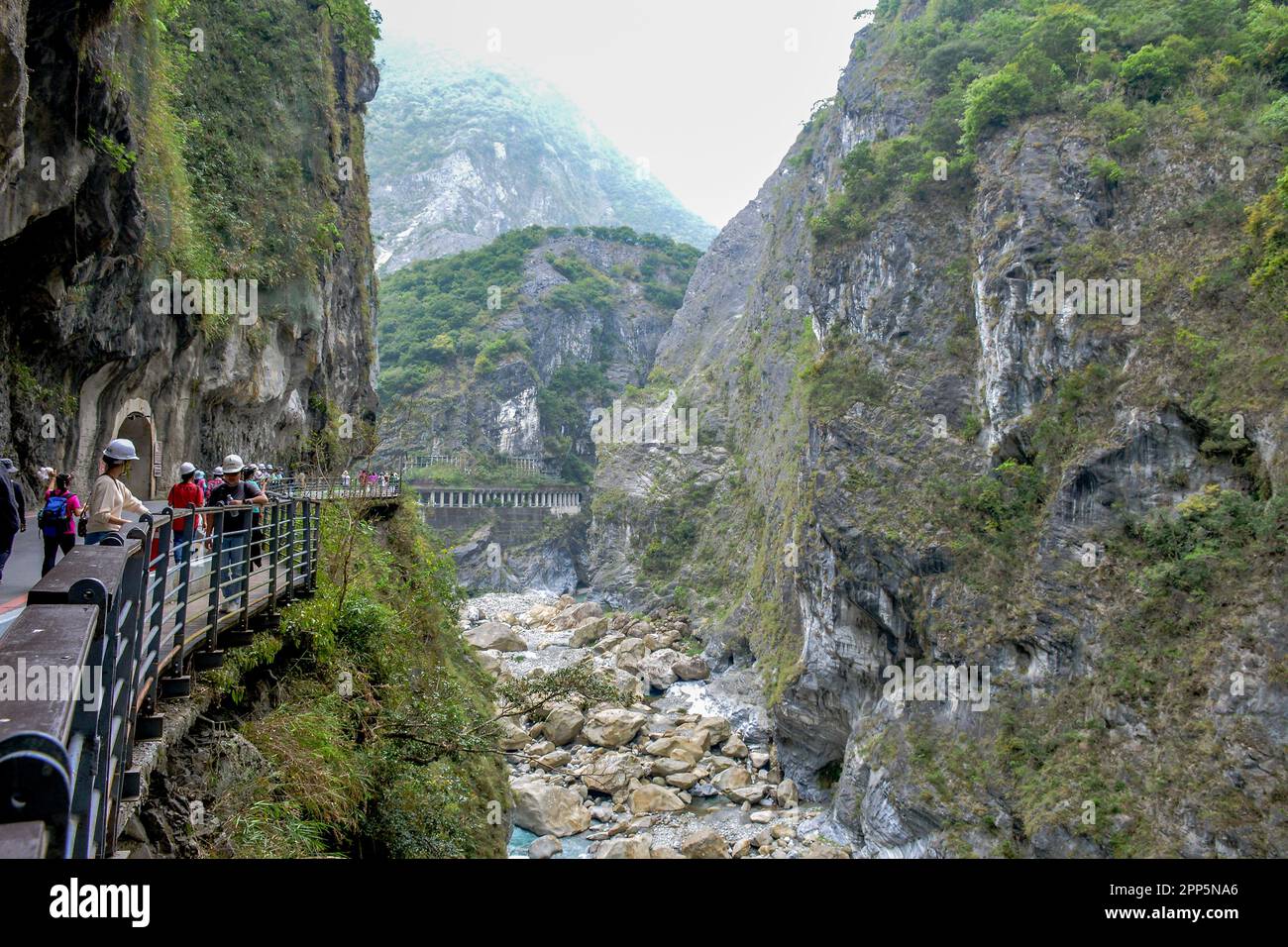 Swallow Grotto Yanzikou Trail with narrow turquoise Liwu River Gorge underneath and high mountain cliff face in Taroko National Park, Taiwan Stock Photo